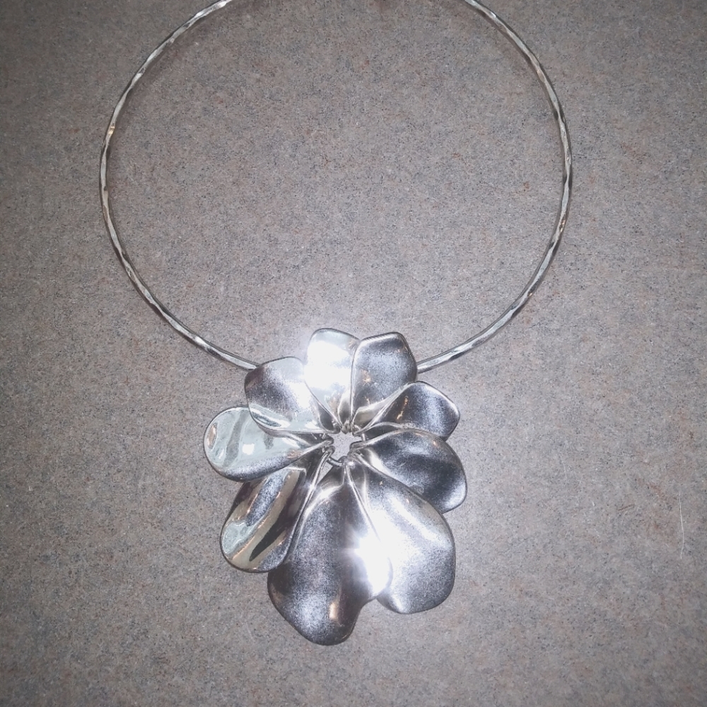 Silverstone Flower collar necklace